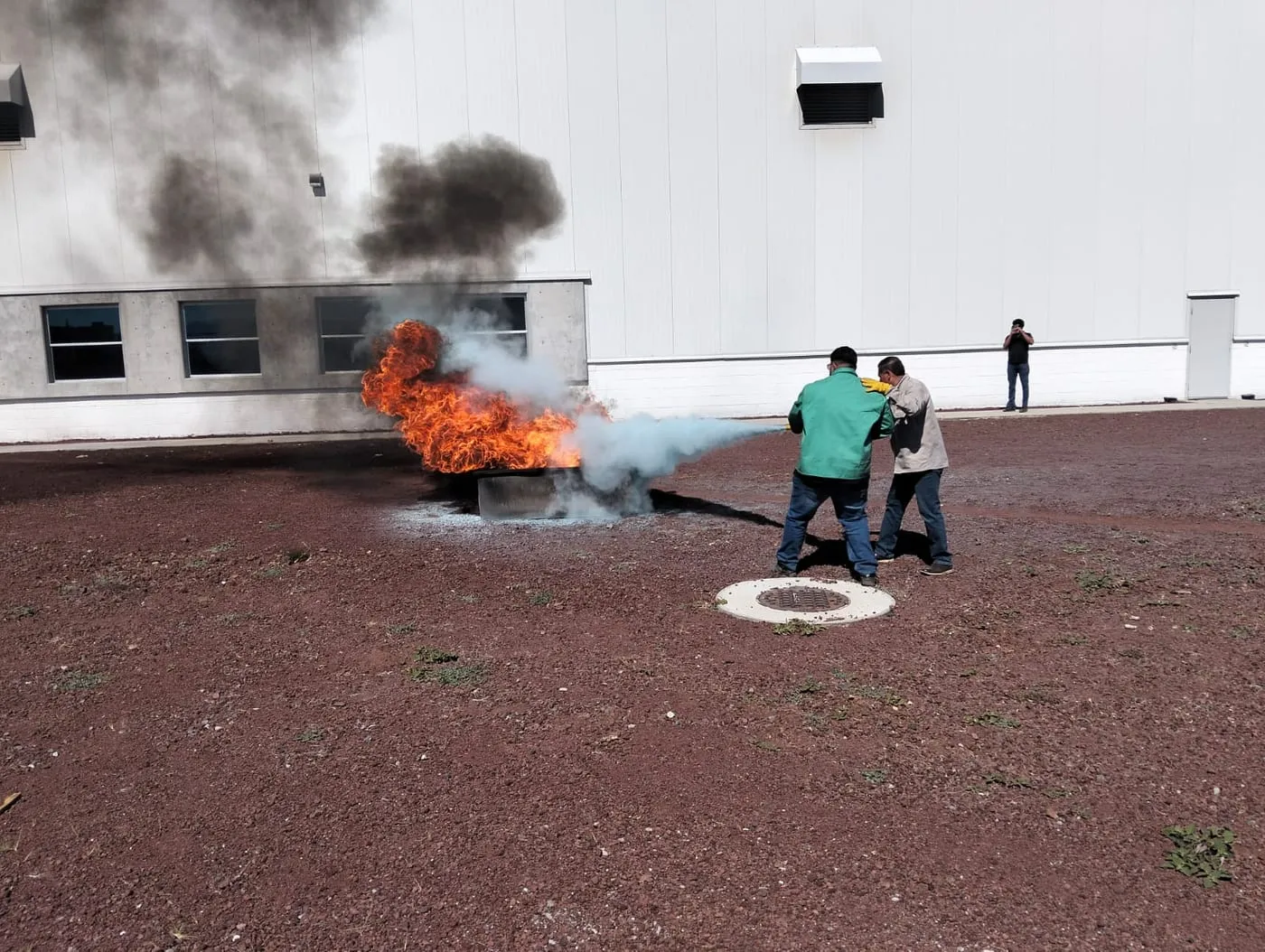 Práctica de extinción de fuego en equipo